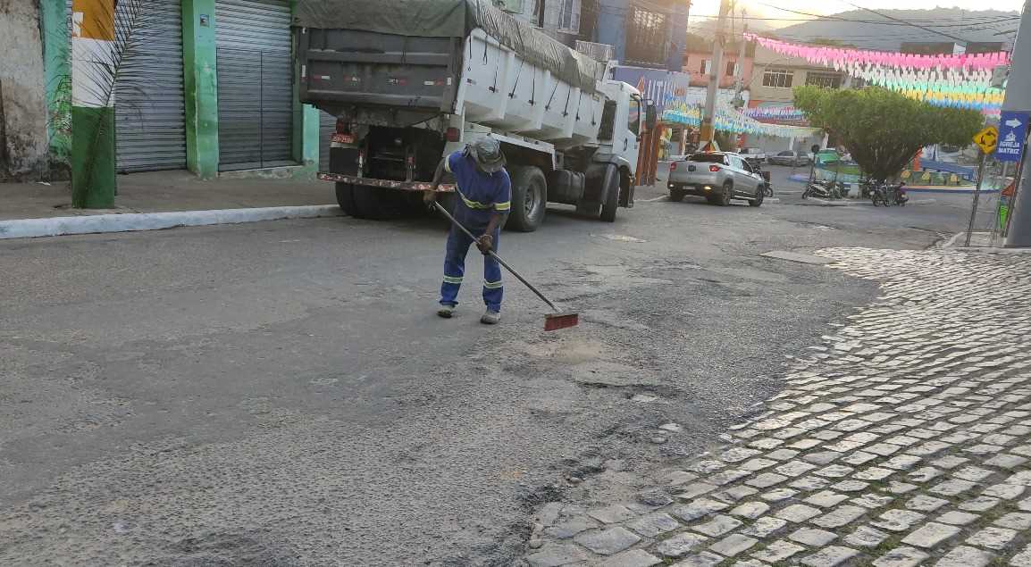 Camacã: Prefeito acompanha recapeamento asfáltico no centro da cidade
